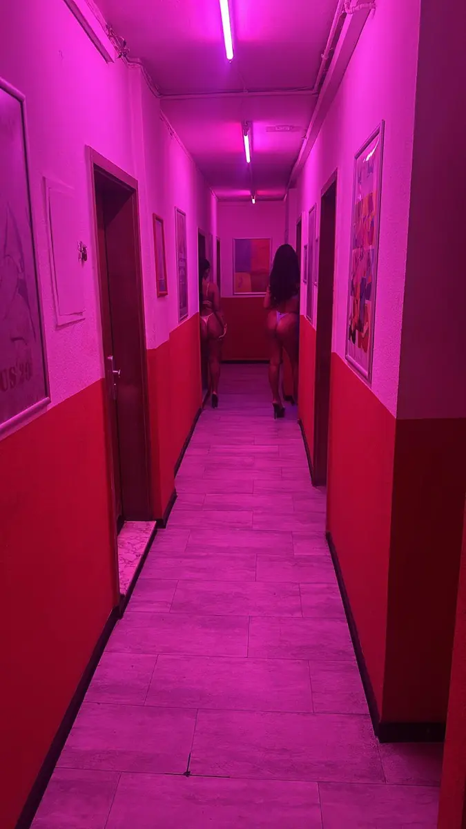 Flur mit pinkfarbener Beleuchtung im Haus 29